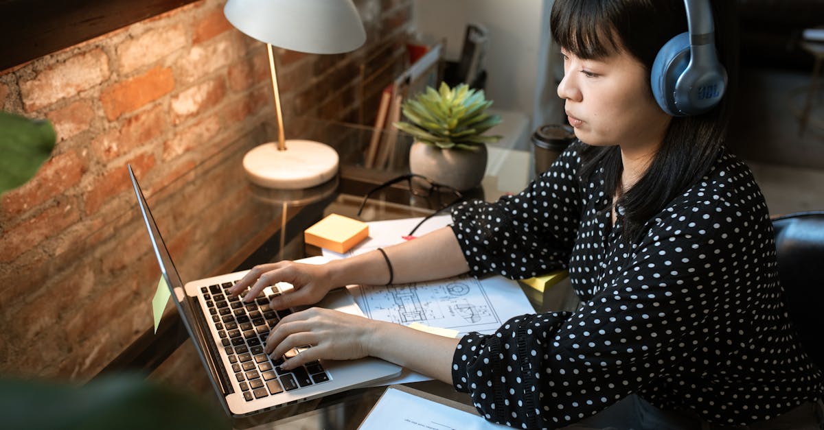 découvrez nos conseils et astuces pour rédiger un cv percutant qui attire l'attention des recruteurs. apprenez à mettre en avant vos compétences, expériences et réalisations pour maximiser vos chances de décrocher l'entretien de vos rêves.