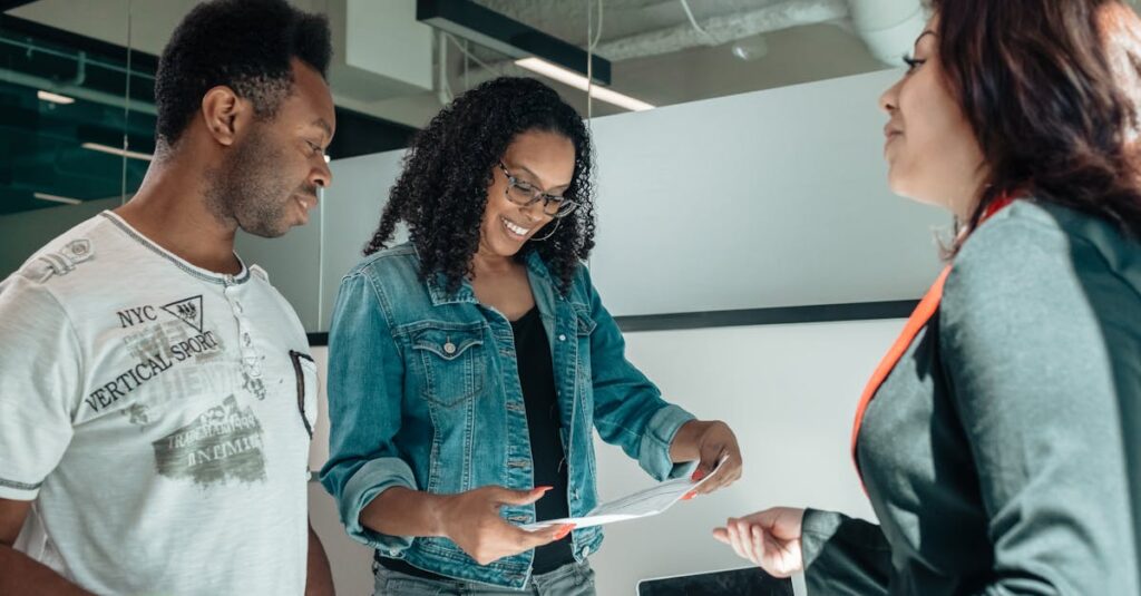 découvrez le métier d'assistant social : un professionnel engagé qui aide les individus et les familles à surmonter des défis sociaux, émotionnels et économiques. explorez les responsabilités, les compétences requises et les opportunités de carrière dans ce domaine essentiel au bien-être de la société.