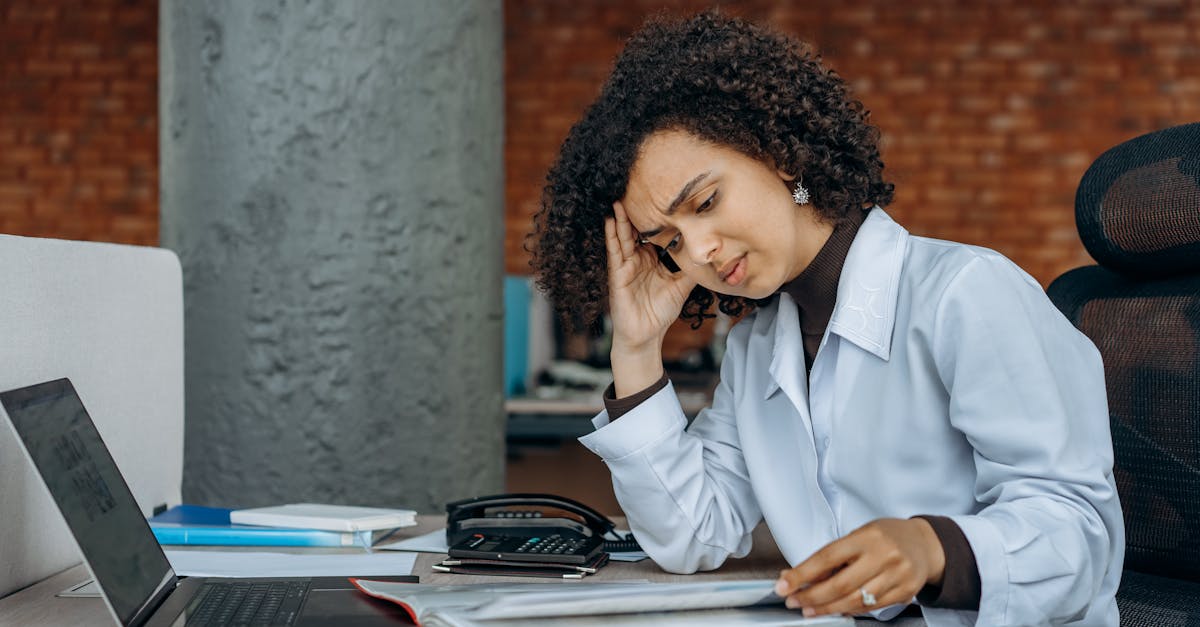 découvrez le rôle essentiel d'un comptable dans la gestion financière d'une entreprise. ce professionnel de la comptabilité veille à la précision des comptes, à l'optimisation fiscale et à la conformité réglementaire, offrant ainsi des conseils précieux pour développer votre activité.