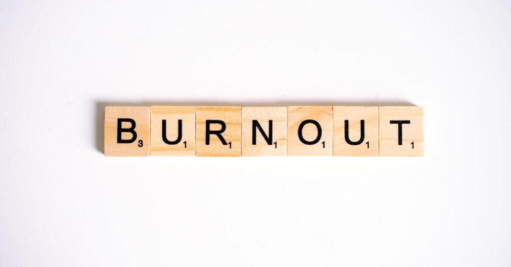 découvrez les causes, symptômes et solutions du burnout, un état d'épuisement émotionnel et physique. apprenez à reconnaître les signes avant-coureurs et à mettre en place des stratégies pour prévenir et surmonter ce mal radical de notre époque.