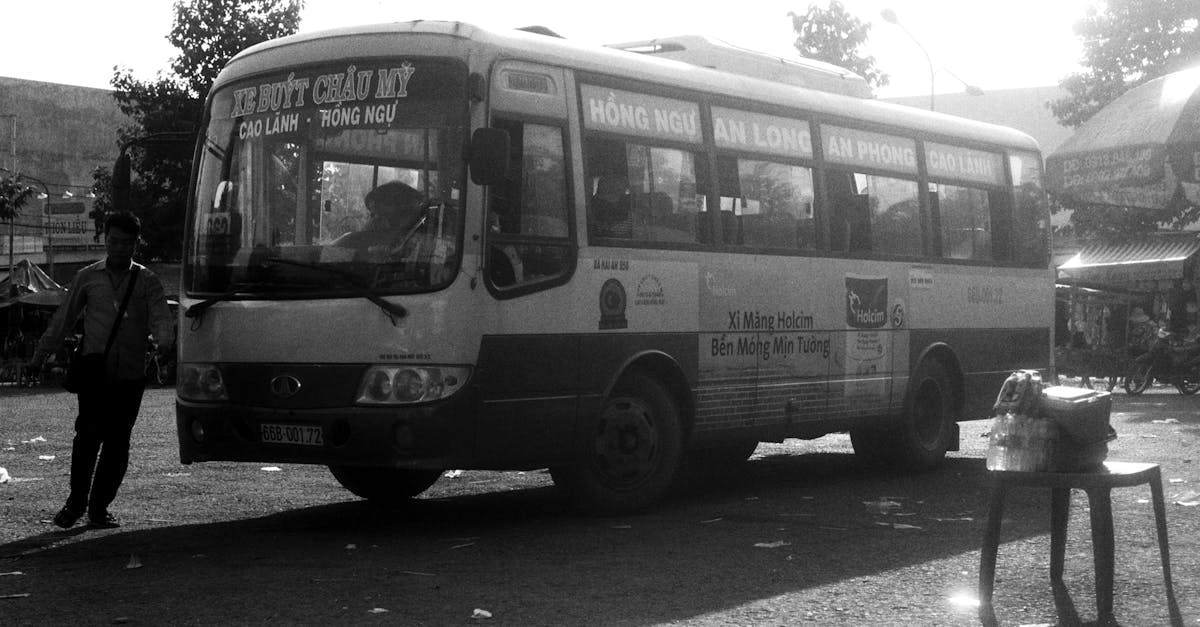découvrez le métier de conducteur de bus, un rôle essentiel dans les transports en commun. explorez les responsabilités, les compétences requises et les défis quotidiens de ceux qui assurent la mobilité urbaine.