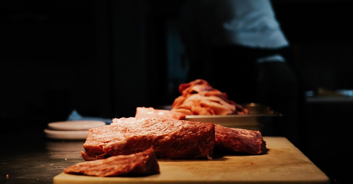 découvrez l'univers du boucher avec notre guide complet sur les techniques, les types de viandes et l'art de la charcuterie. apprenez à choisir vos viandes, à préparer des plats savoureux et à apprécier le savoir-faire artisanal des bouchers. un incontournable pour les amateurs de gastronomie!