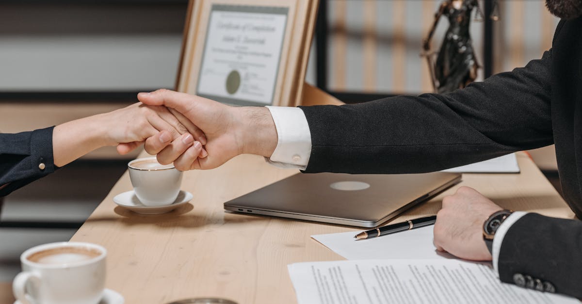 découvrez tout ce qu'il faut savoir sur le contrat de travail : définitions, types, droits et obligations des employés et employeurs, ainsi que les conseils pratiques pour rédiger et comprendre ce document essentiel.