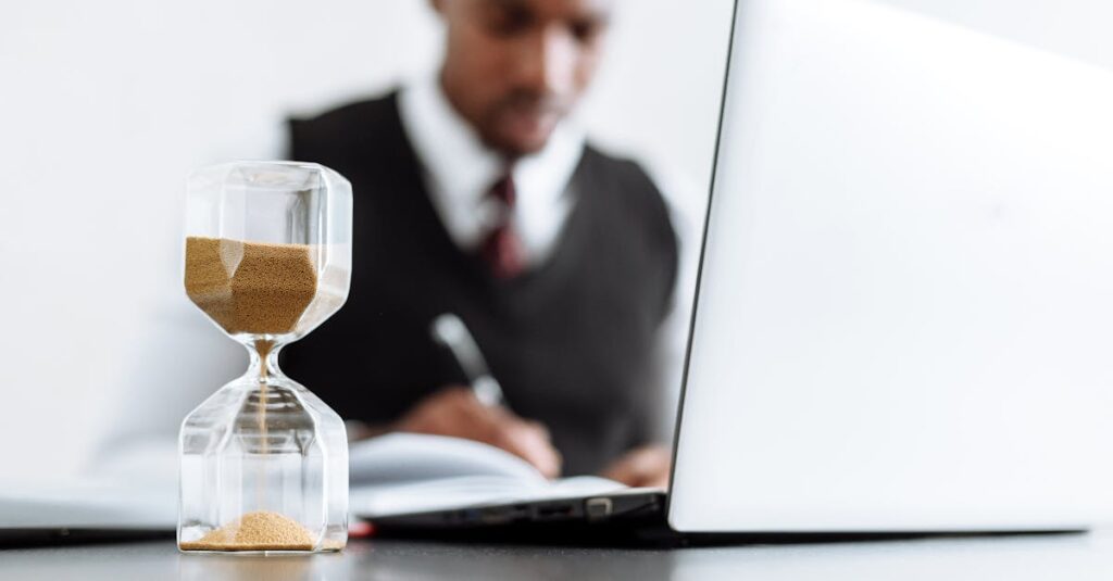 découvrez tout ce qu'il faut savoir sur le contrat de travail : définition, types, droits et obligations des parties, ainsi que les conseils pour sécuriser votre engagement professionnel.