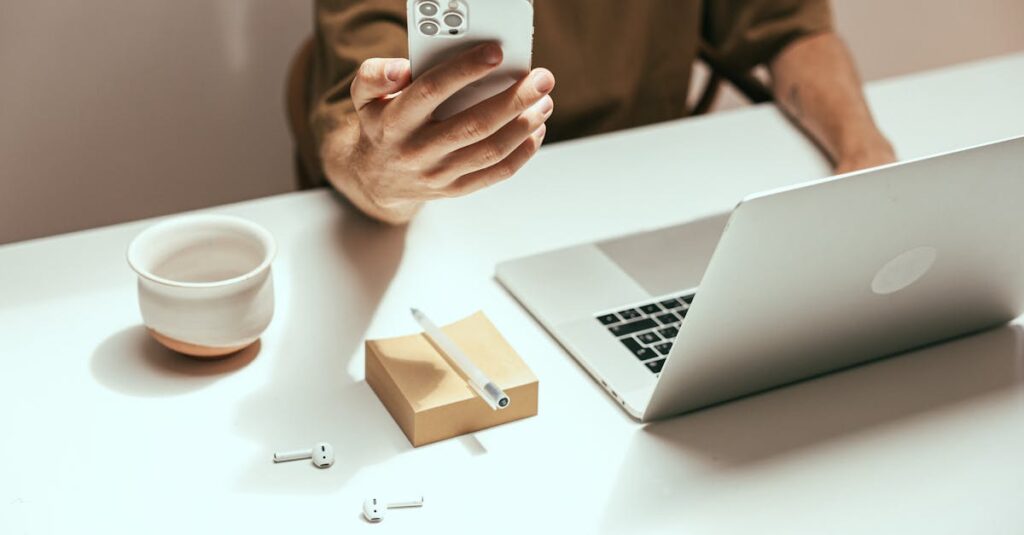 découvrez l'importance du suivi par e-mail pour maintenir une communication efficace. apprenez comment rédiger des messages percutants qui renforcent vos relations professionnelles et augmentent vos chances de succès.