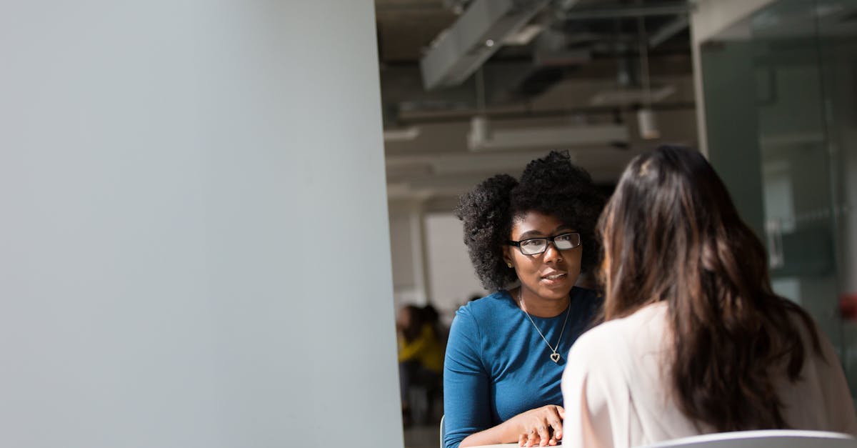 préparez-vous à réussir votre entretien d'embauche avec nos conseils pratiques et astuces essentielles. découvrez comment vous présenter, répondre aux questions difficiles et faire bonne impression pour décrocher le poste de vos rêves.