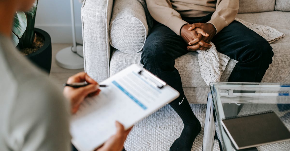 découvrez le rôle essentiel d'un secrétaire médical, garant de la gestion administrative et du support aux professionnels de santé. apprenez comment cette profession contribue au bon fonctionnement des établissements de santé et améliore l'expérience patient.