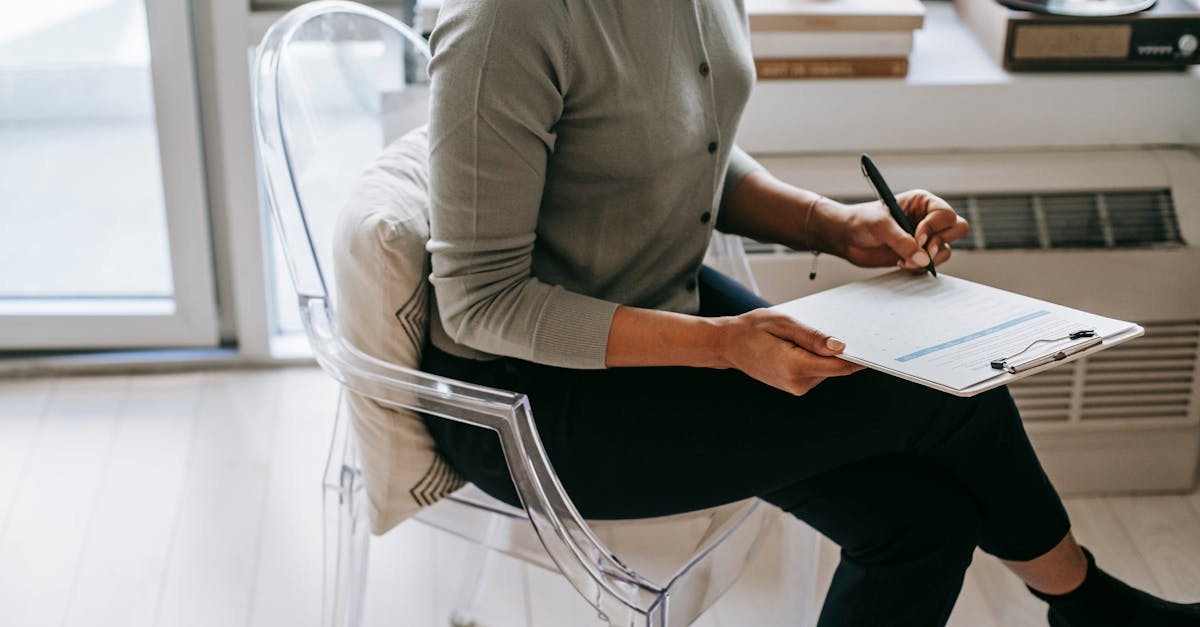 découvrez le rôle essentiel de l'ergothérapeute, un professionnel de la santé qui aide les individus à surmonter les défis physiques, mentaux et émotionnels pour améliorer leur qualité de vie et leur autonomie au quotidien.