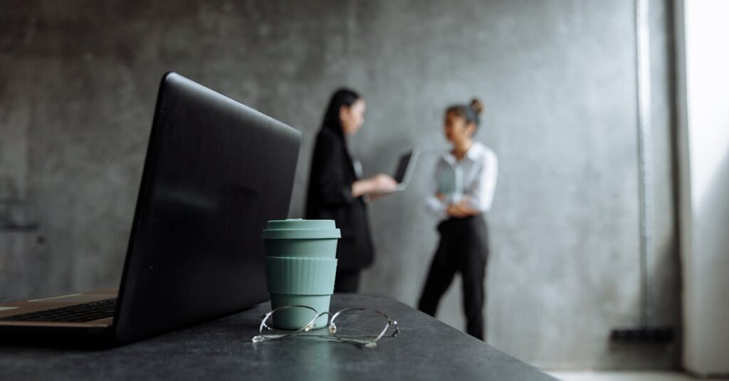découvrez comment améliorer l'atmosphère de votre bureau pour favoriser la productivité et le bien-être des employés. adoptez des conseils pratiques et des idées inspirantes pour créer un environnement de travail agréable et motivant.