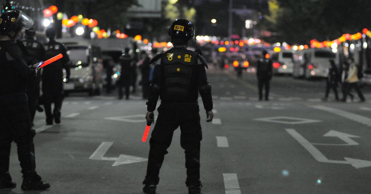 découvrez le quotidien d'un agent de police, ses responsabilités, ses défis et son rôle essentiel dans la sécurité publique. plongez dans un monde où courage et dévouement se rencontrent pour protéger la communauté.