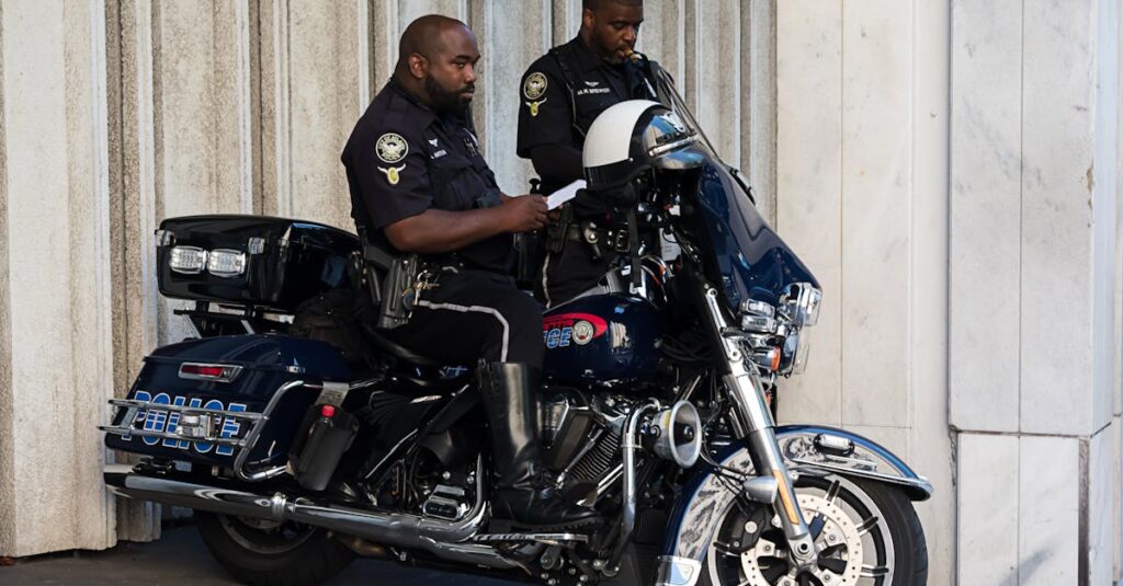 découvrez le métier de policier : ses missions, ses défis et son importance dans la société. informez-vous sur les exigences, la formation et les perspectives de carrière pour une vie dédiée à la sécurité publique.
