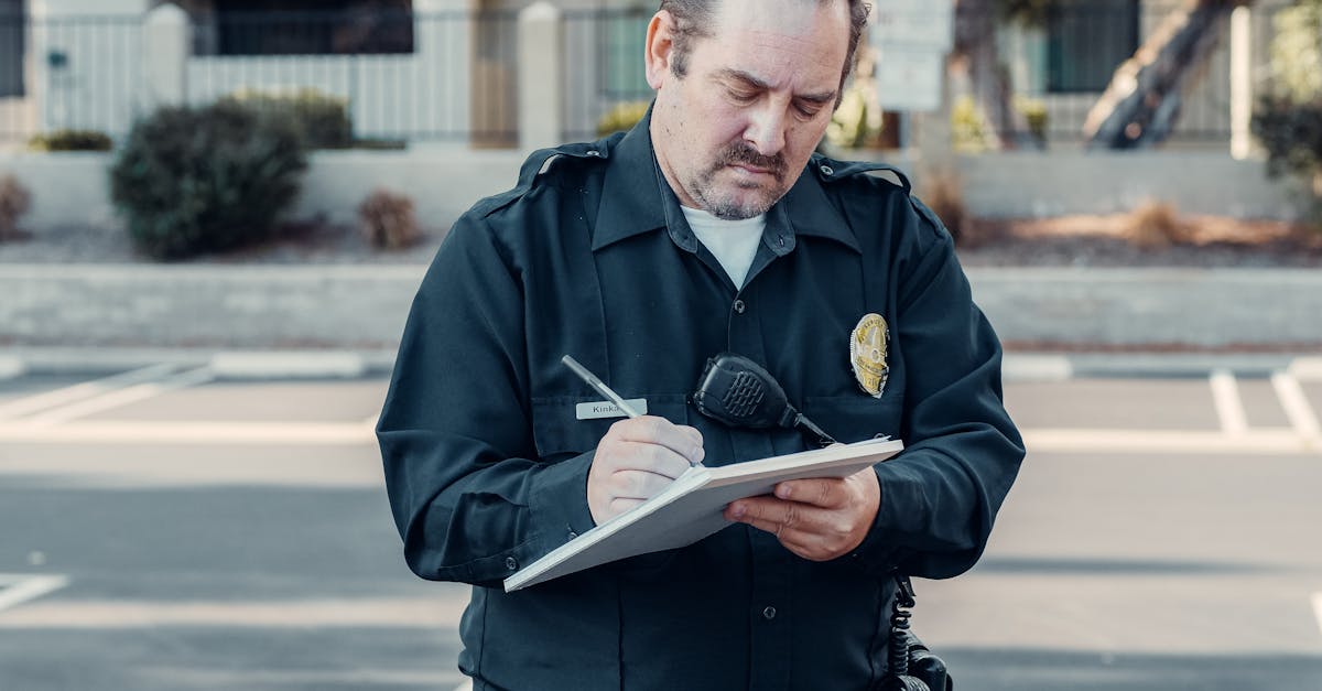 découvrez le quotidien des policiers, leurs missions et les défis auxquels ils font face pour assurer la sécurité de la société. explorez le rôle essentiel des forces de l'ordre et leur engagement envers la communauté.