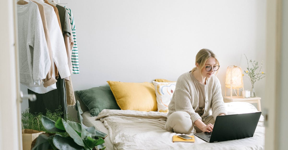 découvrez les avantages du travail à distance : flexibilité, confort et augmentation de la productivité. apprenez à optimiser votre espace de travail à domicile et à équilibrer vie professionnelle et personnelle.