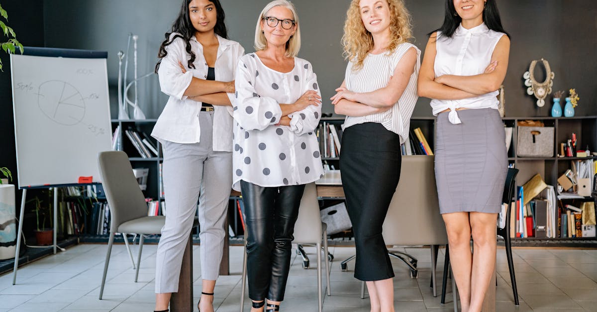 découvrez le rôle essentiel du community manager, expert en gestion de communautés en ligne, qui vous aide à développer votre présence sur les réseaux sociaux, à engager votre audience et à renforcer votre image de marque.