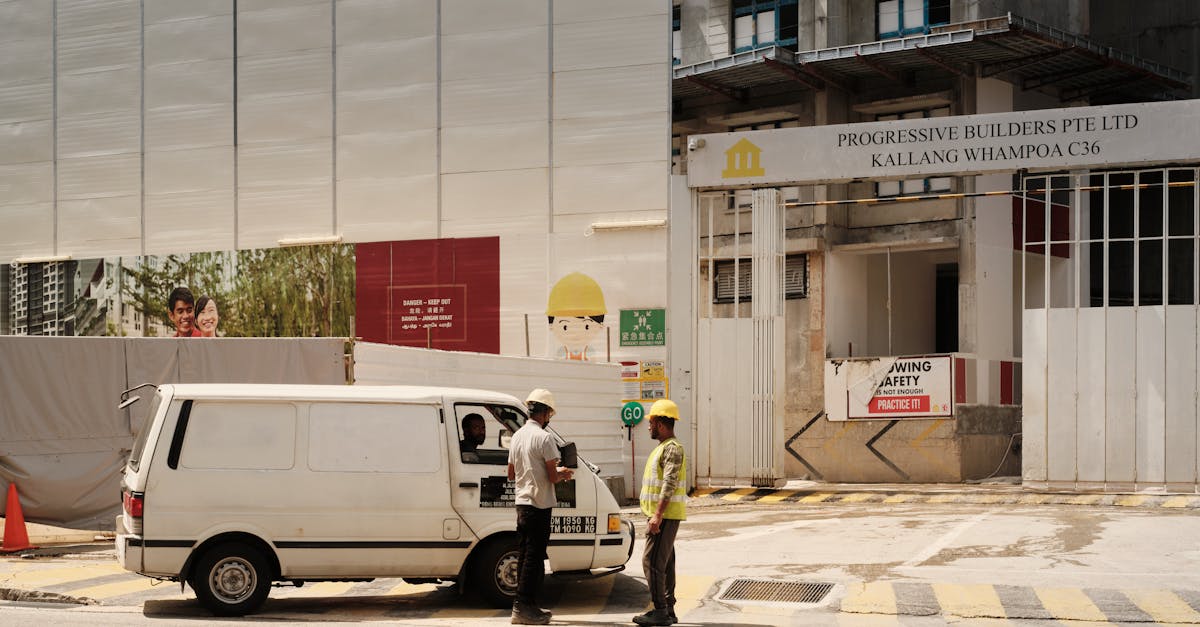 découvrez le rôle essentiel d'un construction manager dans la gestion de projets de construction. apprenez comment ces professionnels supervisent les chantiers, coordonnent les équipes et assurent le respect des délais et des budgets, tout en garantissant la qualité et la sécurité des ouvrages.