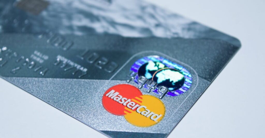 découvrez tout ce qu'il faut savoir sur les cartes de crédit et de débit : leurs caractéristiques, avantages, conseils d'utilisation et comment choisir la carte qui vous convient le mieux.