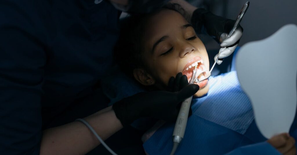 découvrez le rôle essentiel d'un assistant dentaire : un professionnel clé dans le domaine de l'odontologie, chargé d'aider le dentiste lors des procédures, d'accueillir les patients et de gérer les aspects administratifs du cabinet dentaire.