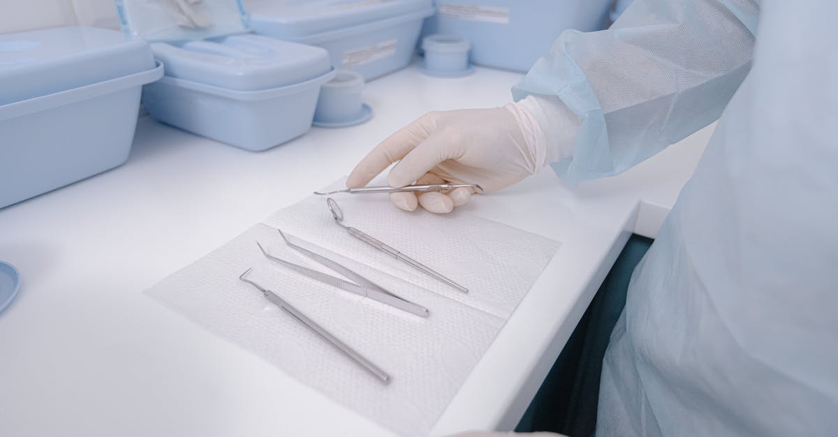 découvrez le rôle essentiel d'un assistant dentaire, ses responsabilités variées, et comment il contribue au bon fonctionnement d'un cabinet dentaire tout en garantissant le bien-être des patients.