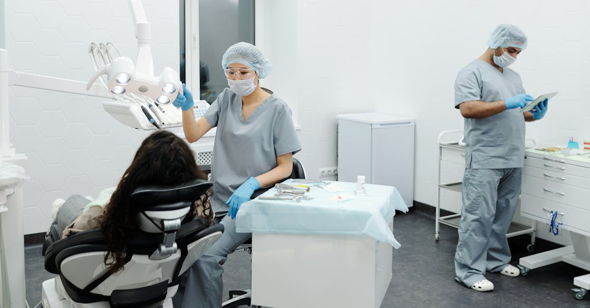 découvrez le métier d'assistant dentaire : une profession clé dans le secteur de la santé bucco-dentaire, où vous apprendrez à aider les dentistes dans leurs tâches quotidiennes, à accueillir les patients et à gérer les instruments et les traitements. explorez les compétences nécessaires et les opportunités de carrière dans ce domaine essentiel.
