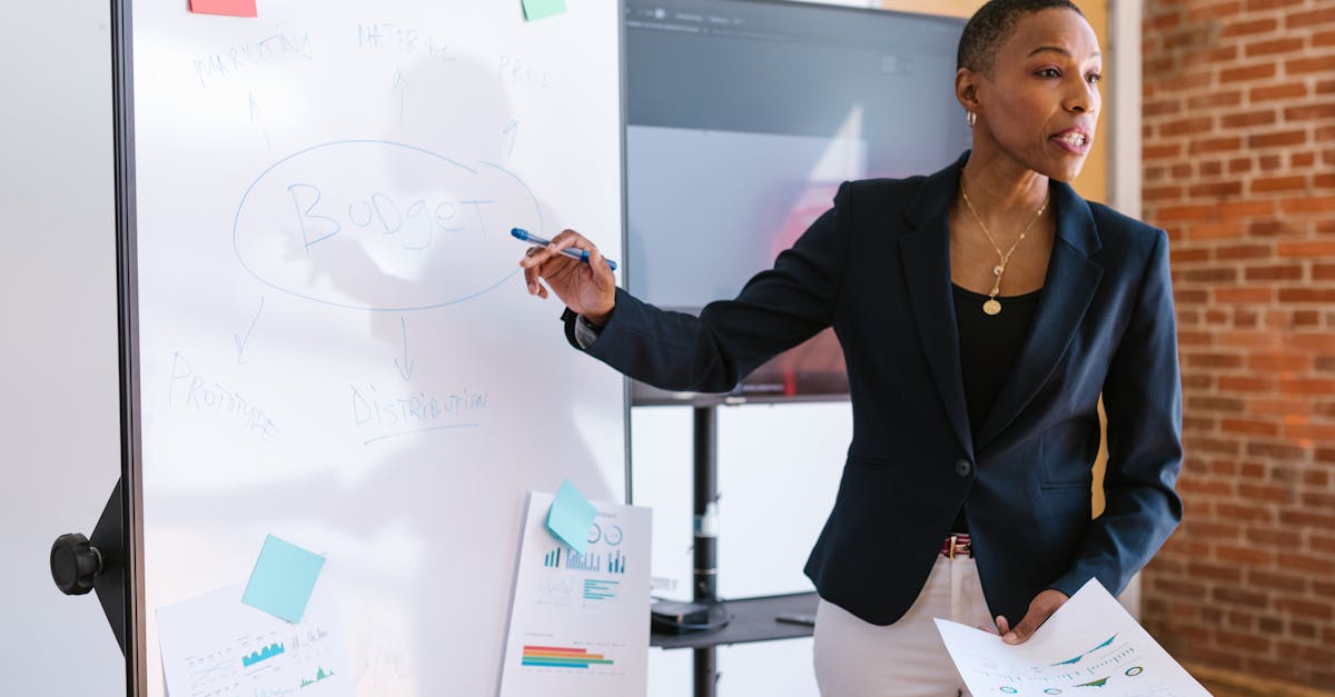 découvrez l'art de l'elevator pitch, une technique incontournable pour captiver votre auditoire en quelques secondes. apprenez à présenter votre idée ou projet de manière concise et percutante, afin de susciter l'intérêt et d'ouvrir des opportunités professionnelles.