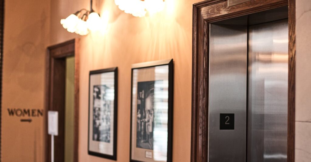 découvrez l'art de l'elevator pitch : une technique incontournable pour capter l'attention en quelques secondes. apprenez à présenter vos idées de manière concise et percutante, que ce soit pour séduire un investisseur, convaincre un client ou promouvoir un projet. optimisez vos opportunités professionnelles grâce à un discours efficace et mémorable.