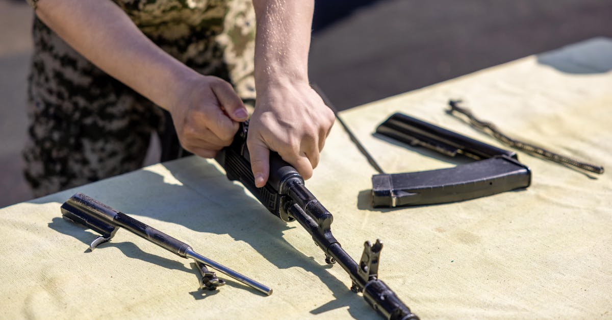 découvrez l'art de l'armurerie avec notre guide complet sur les gunsmiths. apprenez les techniques de fabrication et de réparation des armes à feu, explorez les outils indispensables et plongez dans l'univers passionnant des passionnés d'armement.