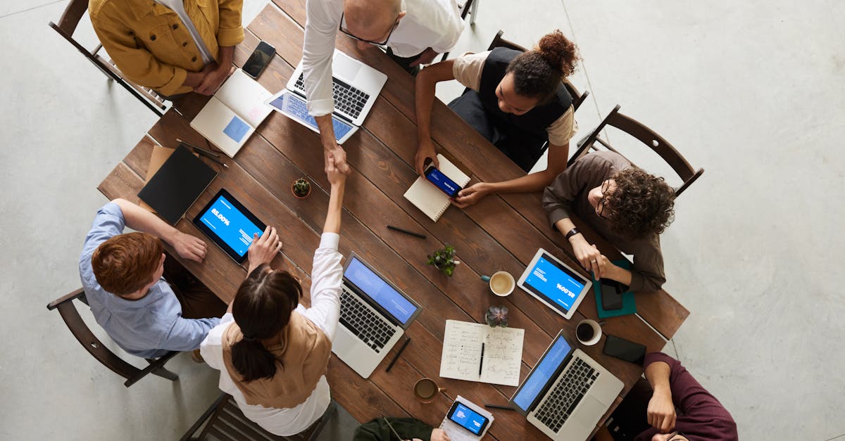 découvrez le rôle essentiel d'un responsable de la communication interne, garant de la circulation de l'information au sein de l'entreprise. apprenez comment cette fonction contribue à renforcer la cohésion d'équipe, à améliorer l'engagement des employés et à favoriser une culture d'entreprise dynamique et inclusive.