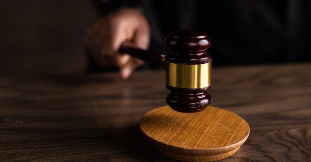découvrez le rôle essentiel du juge d'instruction dans le système judiciaire français. analysez ses fonctions, ses responsabilités et l'importance de son enquête pour garantir l'équité des procédures judiciaires.