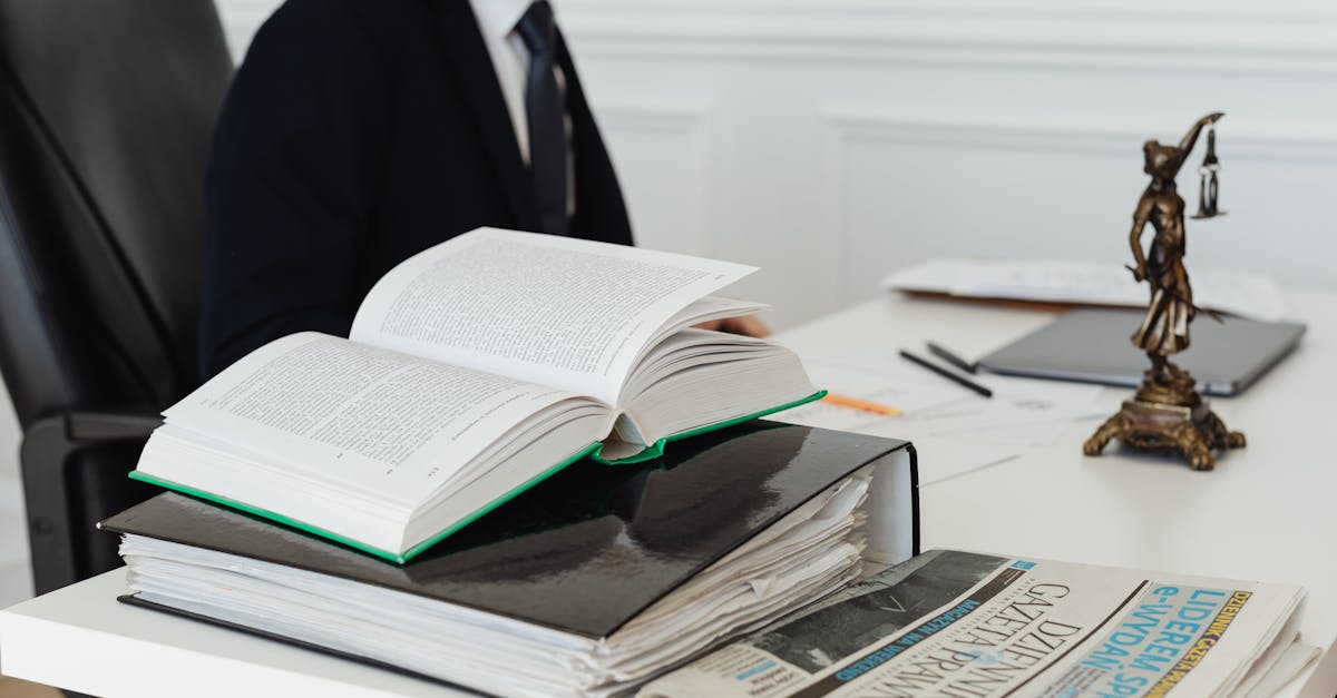 découvrez le rôle essentiel des juges d'instruction dans le système judiciaire français : leur mission d'enquête, les enjeux de leurs décisions et l'impact sur la justice.