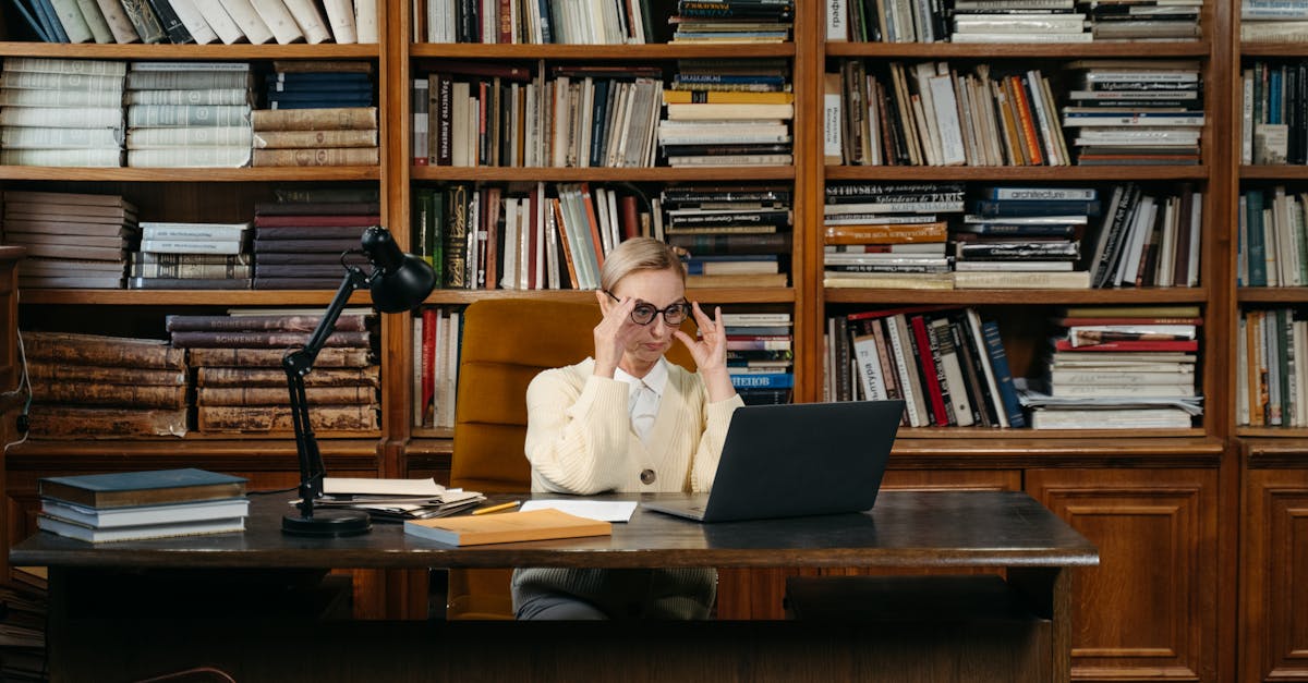 découvrez le rôle essentiel des bibliothécaires dans la préservation du savoir et la promotion de la lecture. apprenez comment ces professionnels passionnés facilitent l'accès à l'information et accompagnent les usagers dans leurs recherches au sein des bibliothèques.