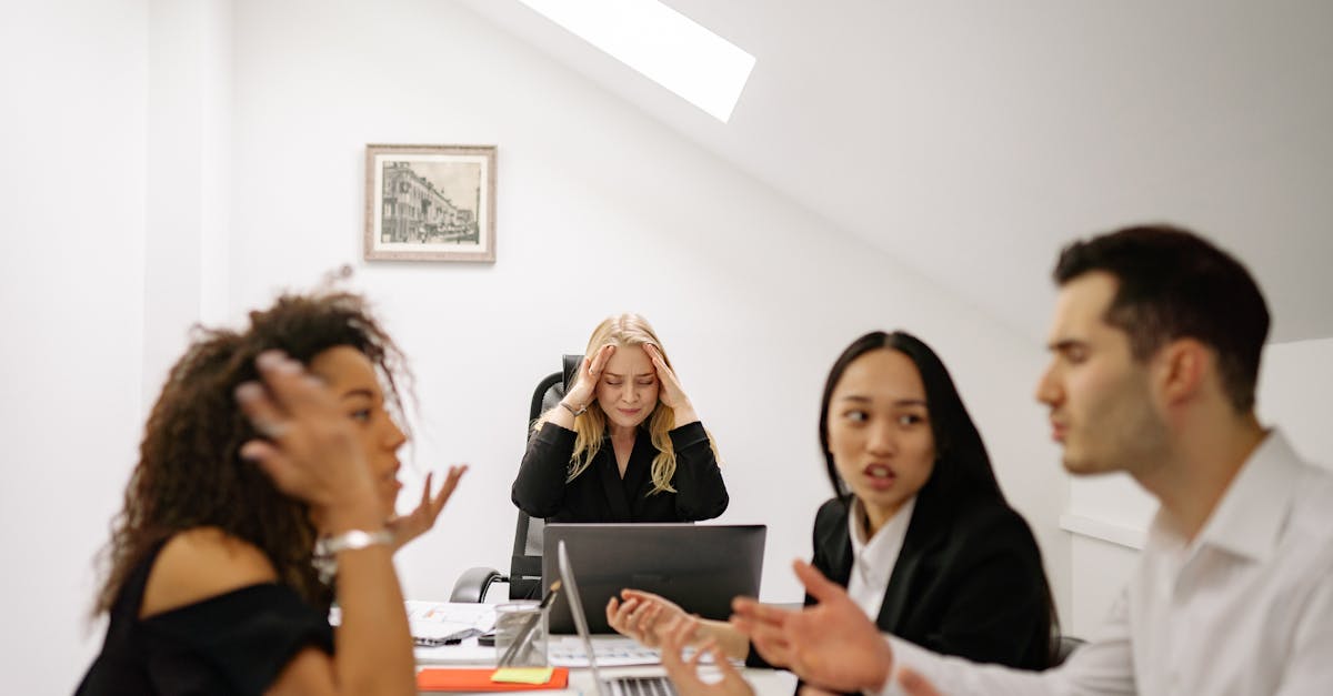 découvrez comment gérer un patron manipulateur : stratégies efficaces pour naviguer dans une relation professionnelle toxique, préserver votre bien-être et garantir votre succès au travail.