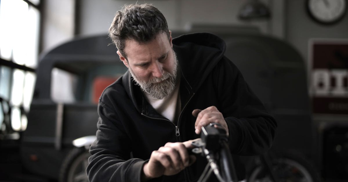découvrez les compétences et les services d'un technicien de moto, expert dans l'entretien, la réparation et la personnalisation de votre deux-roues. offrez à votre moto le meilleur soin possible grâce à nos conseils professionnels et notre savoir-faire technique.