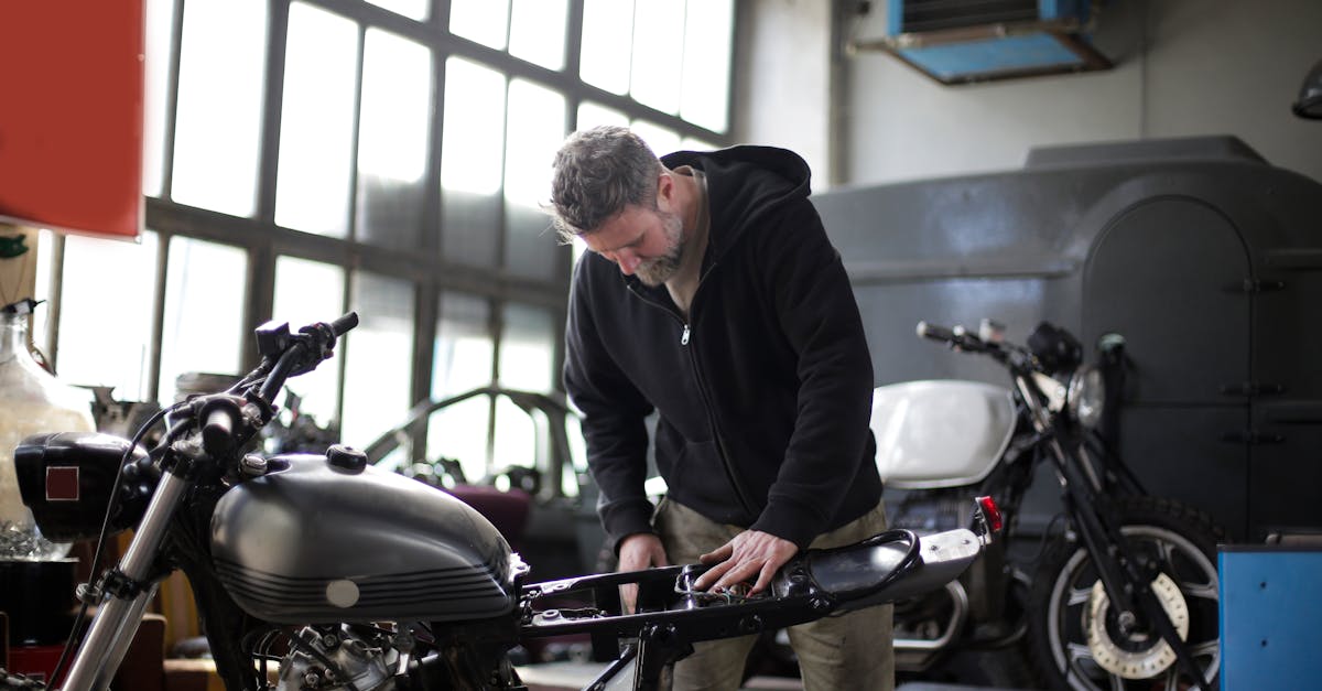 découvrez le métier de technicien en motocycle, un professionnel passionné qui assure l'entretien, la réparation et la performance des motos. explorez les compétences nécessaires, les formations disponibles et les perspectives de carrière dans ce secteur dynamique.
