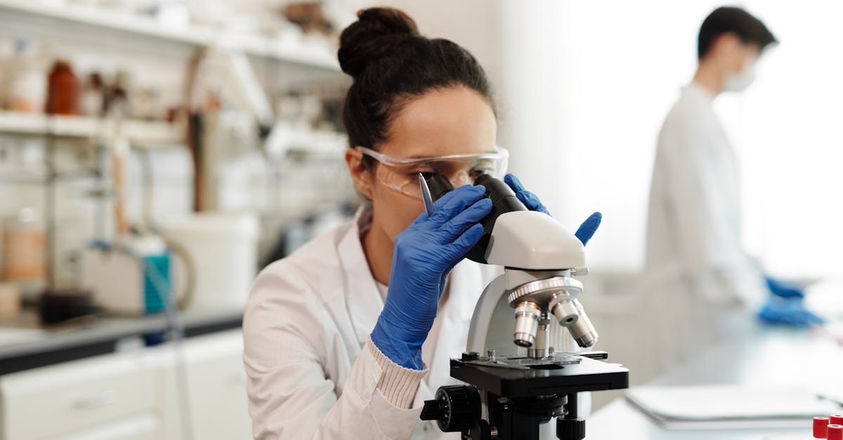 découvrez le métier de technicien en police, un rôle clé au sein des forces de l'ordre, alliant investigation, expertise scientifique et technologie pour garantir la sécurité publique. apprenez les compétences requises et les opportunités de carrière dans ce domaine passionnant.