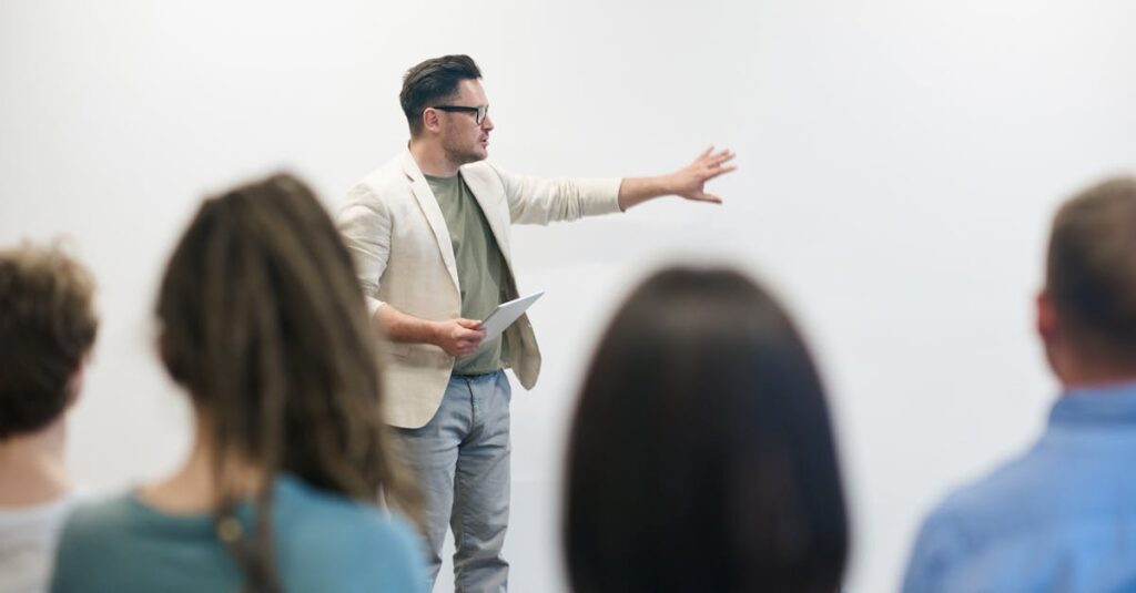 découvrez l'art de la prise de parole en public et améliorez votre confiance en vous grâce à nos conseils, astuces et techniques pour captiver votre auditoire et maîtriser l'art oratoire.