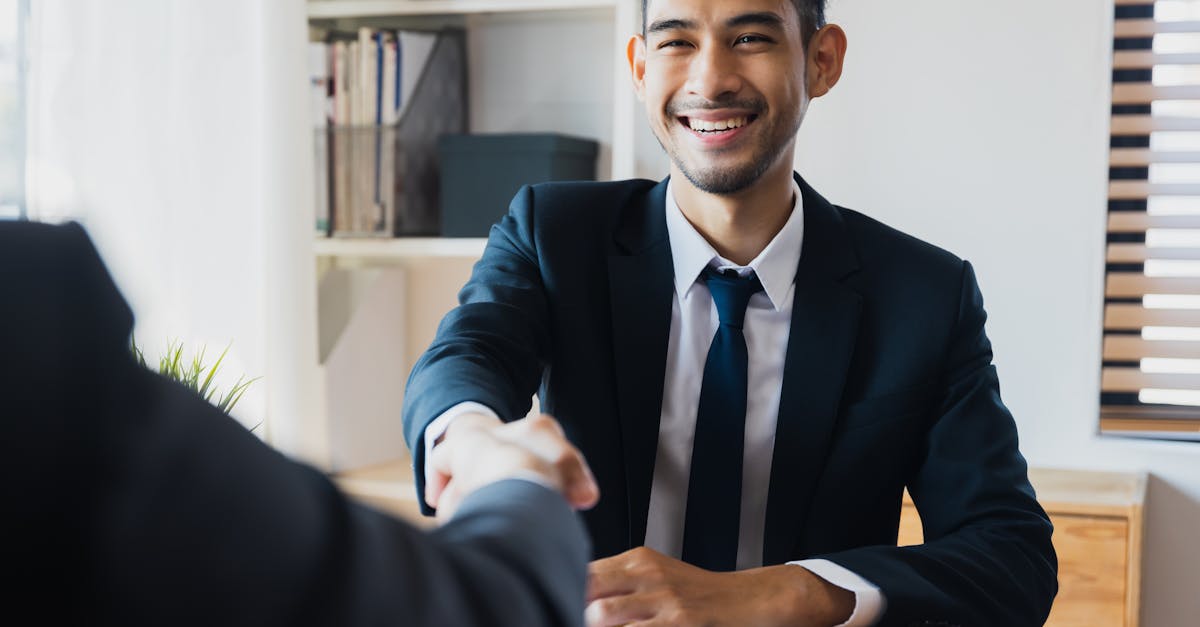 découvrez des stratégies efficaces pour réussir votre négociation salariale. apprenez à valoriser vos compétences, à arguer vos attentes et à maximiser votre salaire tout en maintenant une relation professionnelle positive.