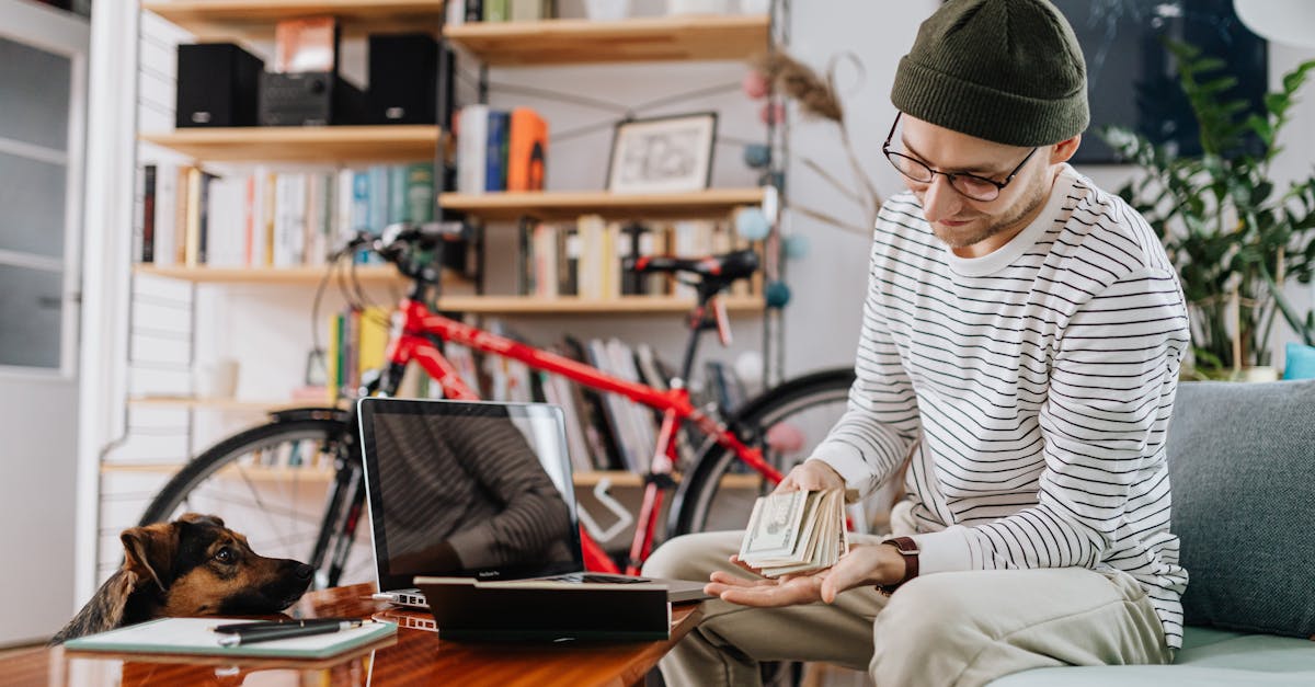 découvrez les avantages et les défis du travail en freelance. apprenez comment se lancer dans l'auto-entrepreneuriat, gérer votre temps, vos clients et développer vos compétences pour réussir dans le monde du travail indépendant.