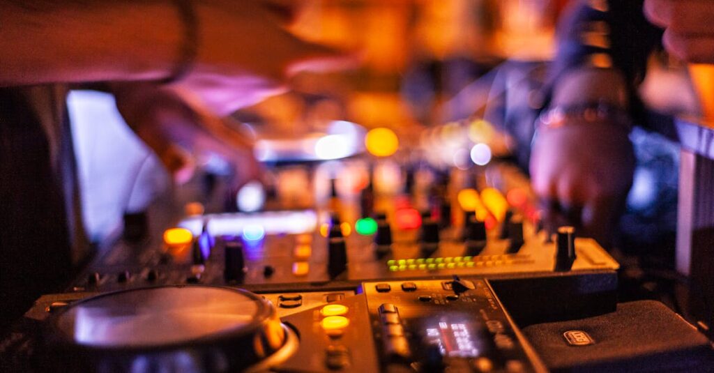 découvrez le métier passionnant d'ingénieur du son, un expert en acoustique et en techniques audio, qui donne vie à la musique et aux effets sonores en studio et sur scène. apprenez les compétences requises, les logiciels utilisés et les opportunités de carrière dans ce domaine dynamique.
