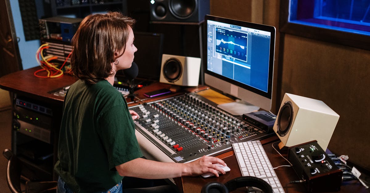 découvrez le métier d'ingénieur du son : entre technologie et créativité, apprenez comment ces professionnels capturent et transforment les sons pour la musique, le cinéma et bien plus encore.
