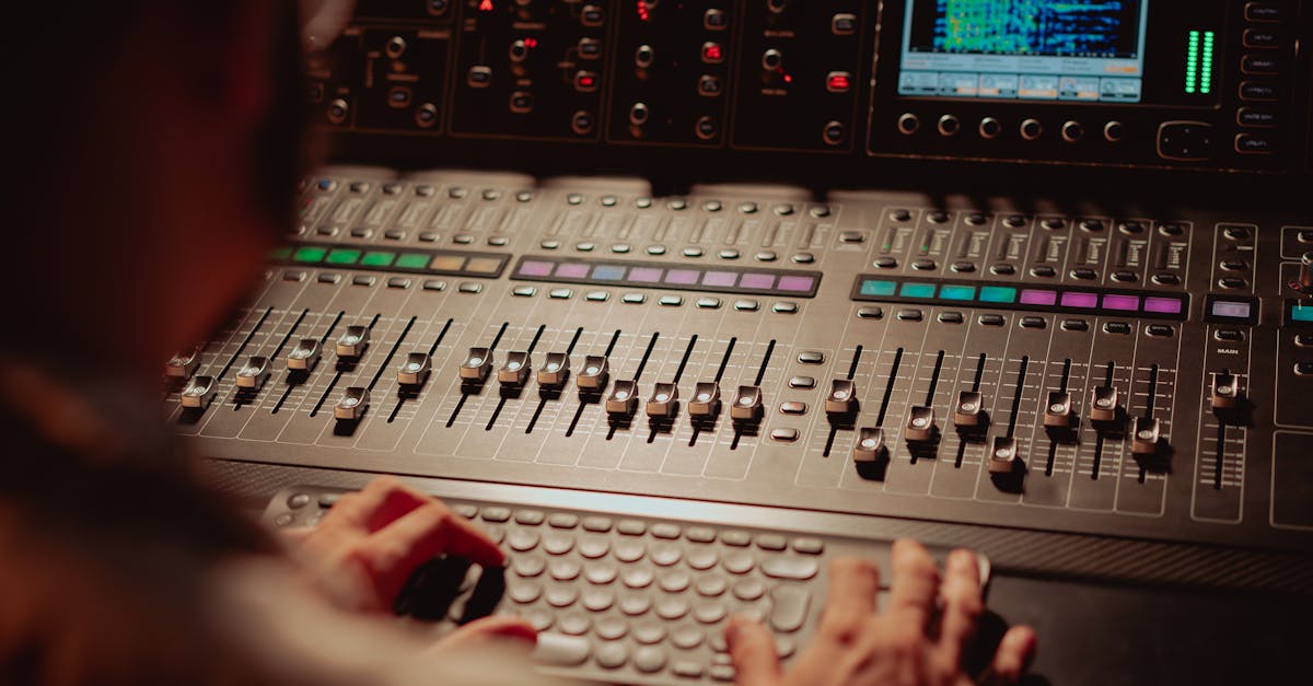 découvrez le rôle essentiel de l'ingénieur du son, expert en capture et traitement audio. apprenez comment ces professionnels transforment les enregistrements bruts en expériences sonores captivantes, alliant technique et créativité pour donner vie à la musique, au cinéma et aux événements en direct.