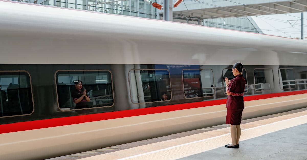 découvrez le métier passionnant de conducteur de train : un rôle essentiel dans le transport ferroviaire, alliant responsabilité, compétence technique et interaction humaine pour assurer la sécurité et le confort des passagers. apprenez-en plus sur les formations, les défis et les avantages de cette profession dynamique.