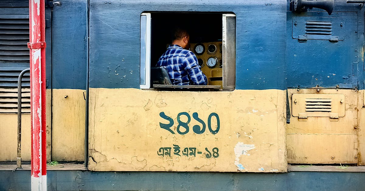 découvrez le métier de conducteur de train : responsabilités, formation, et défis au quotidien. plongez dans l'univers passionnant des chemins de fer et explorez les opportunités de carrière dans ce secteur vital.