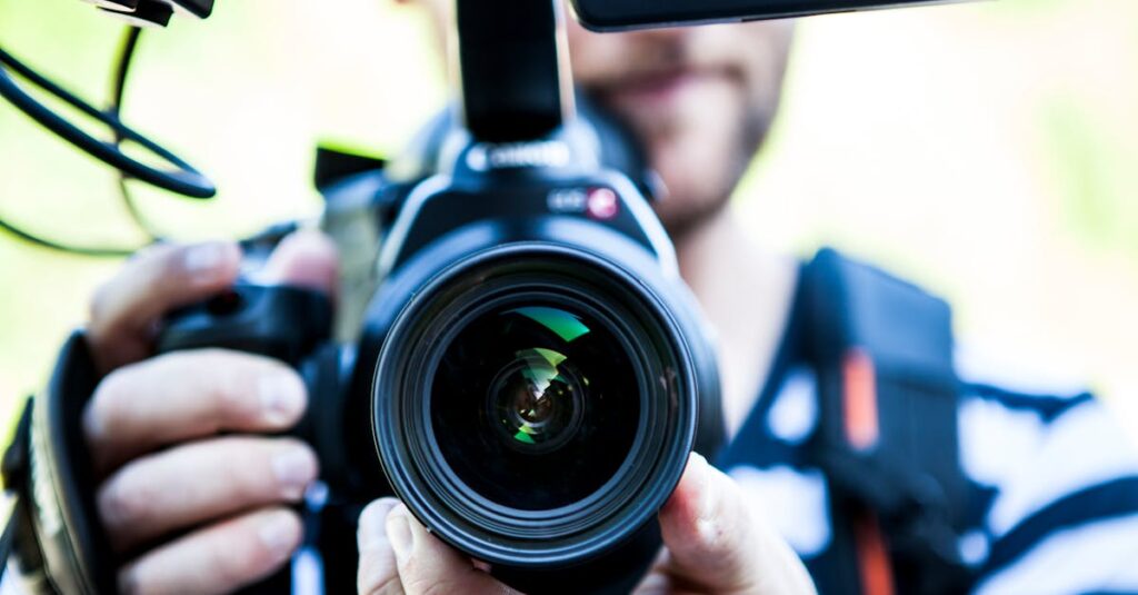 préparez-vous efficacement pour votre entretien vidéo avec nos conseils pratiques et astuces essentielles. découvrez comment mettre en valeur vos compétences et créer une impression positive, tout en maîtrisant les aspects techniques de la vidéoconférence.