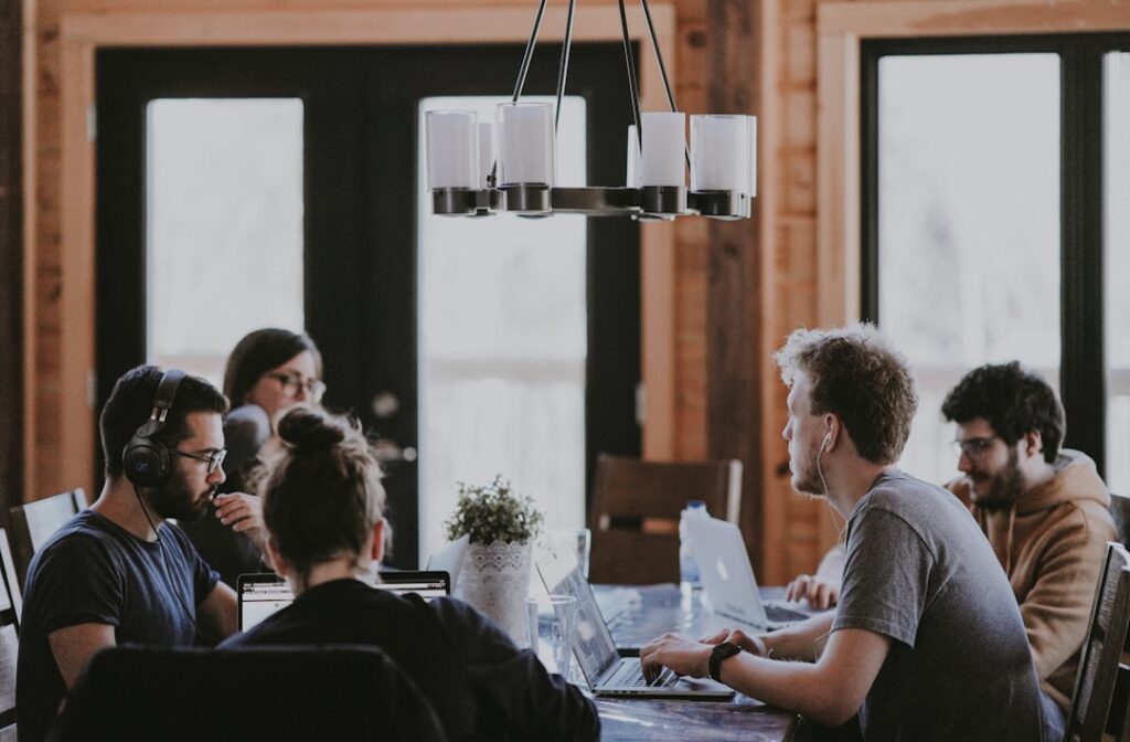 Découvrez les critères essentiels et des astuces pratiques pour choisir la meilleure agence web. Maximisez votre projet digital grâce à nos conseils d'experts et assurez-vous de collaborer avec un partenaire fiable et compétent.