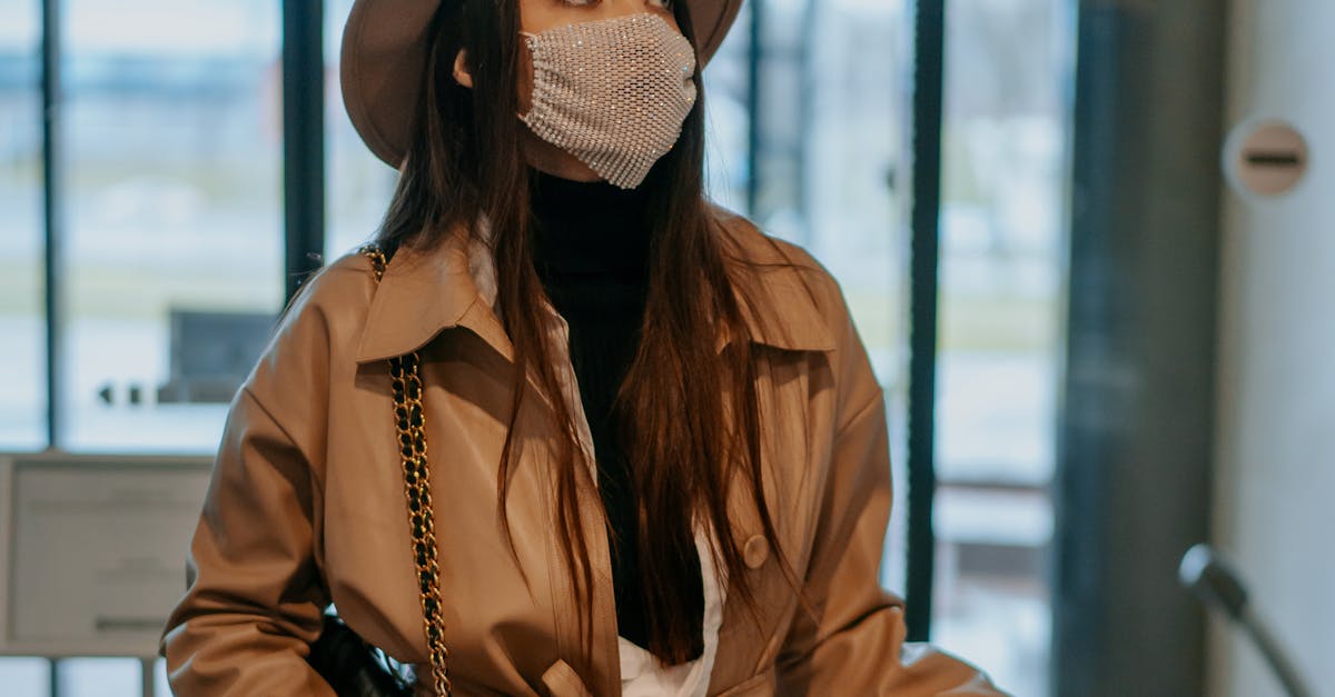 découvrez le métier d'agent de sécurité aéroportuaire, un rôle essentiel pour garantir la sûreté des passagers et des avions. explorez les responsabilités, les compétences requises et les opportunités de carrière dans ce domaine passionnant.