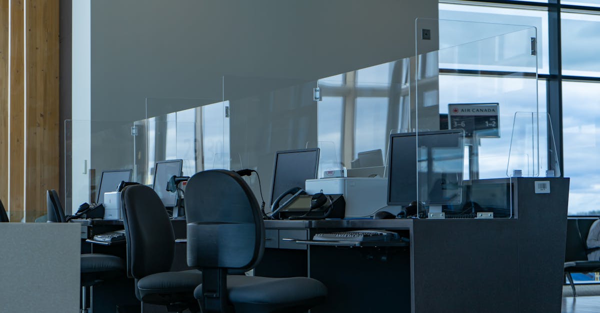 découvrez le métier d'agent de sécurité aéroportuaire : un rôle essentiel pour assurer la sécurité des passagers et des infrastructures. apprenez-en plus sur les compétences requises, les responsabilités quotidiennes et les opportunités de carrière dans ce domaine fascinant.