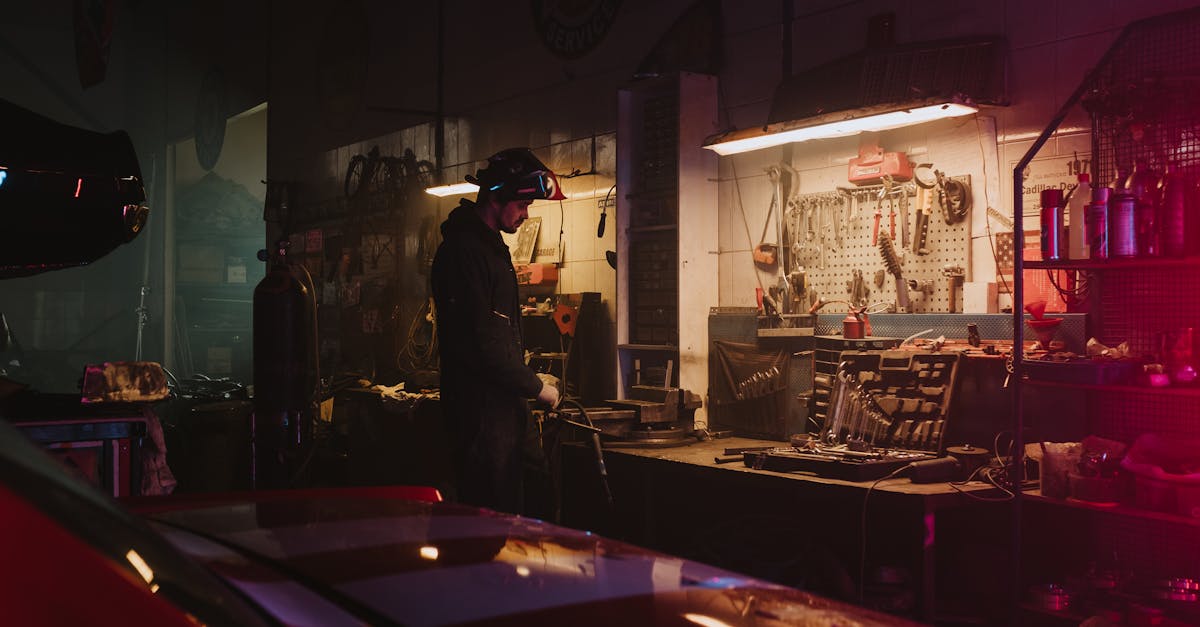 découvrez le métier de technicien automobile : responsabilités, compétences requises et opportunités de carrière dans un secteur en constante évolution. apprenez comment devenir un expert en réparation et entretien des véhicules grâce à une formation spécialisée.