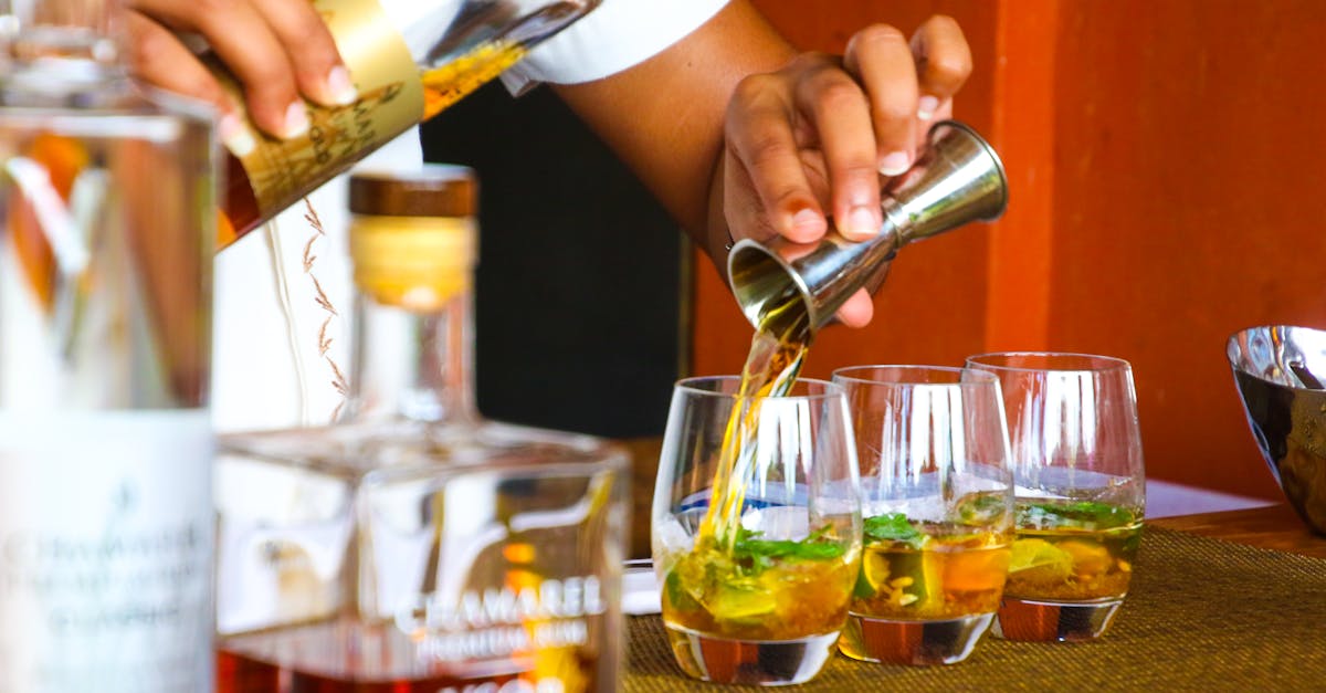 découvrez l'univers fascinant des bartenders, ces maîtres des cocktails qui allient créativité et expertise. apprenez les techniques de mixologie, explorez des recettes innovantes et maîtrisez l'art du service pour égayer vos soirées.