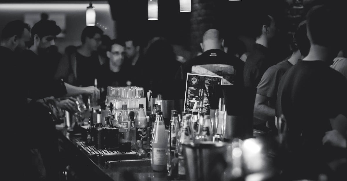 découvrez l'art du bartending : techniques de préparation, recettes de cocktails, conseils pour devenir un barman expert et créer des expériences inoubliables lors de vos soirées.