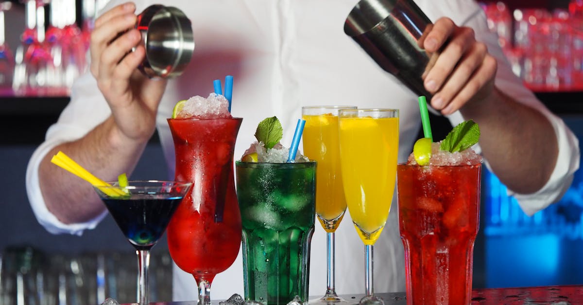 découvrez l'art du bartending avec nos conseils et astuces pour réaliser des cocktails délicieux et impressionner vos invités. apprenez les techniques des meilleurs barmen et explorez de nouvelles recettes pour animer vos soirées.